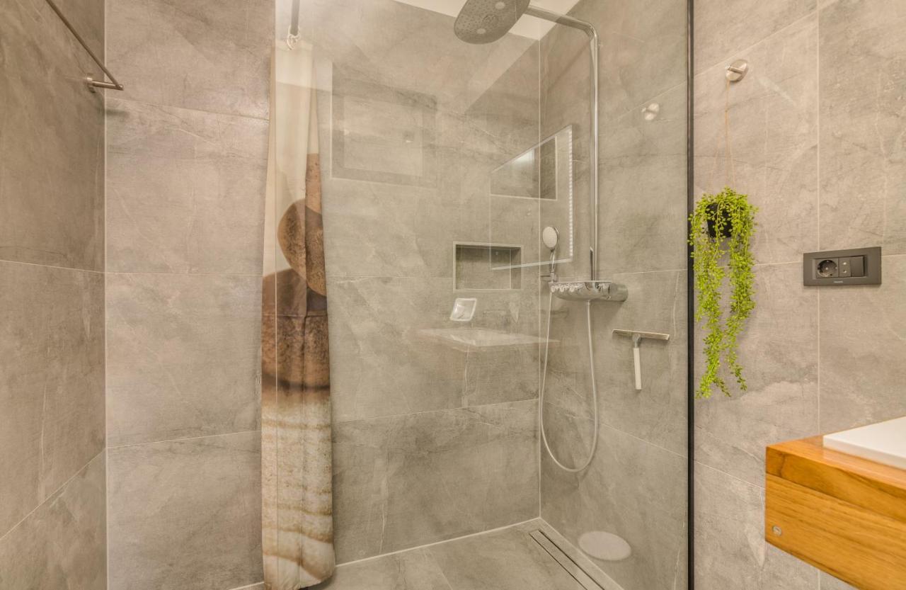 Luxury Villa Weiss - Malinska - Heated Pool - Central Floor Heating In Winter Buitenkant foto