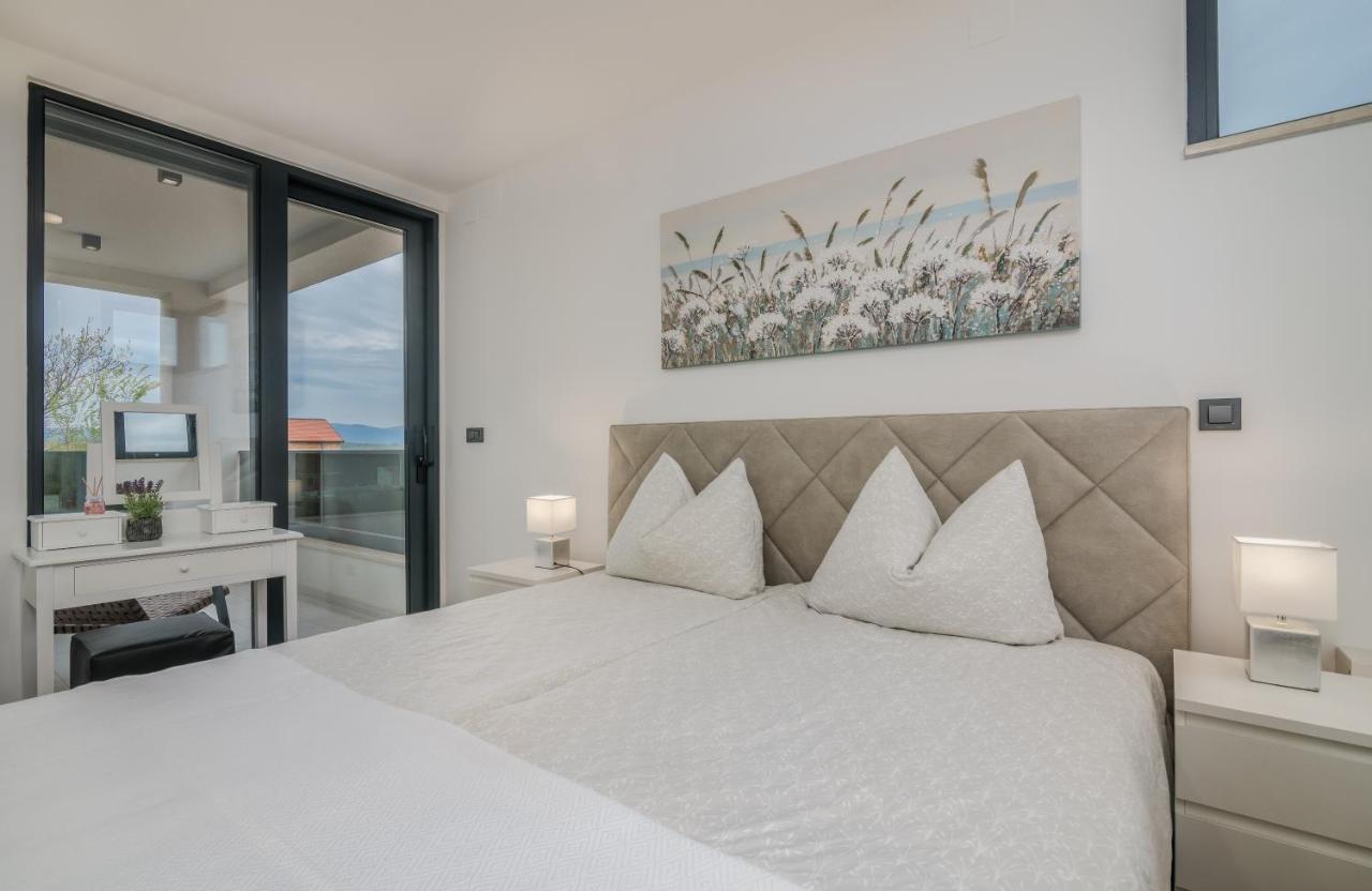 Luxury Villa Weiss - Malinska - Heated Pool - Central Floor Heating In Winter Buitenkant foto