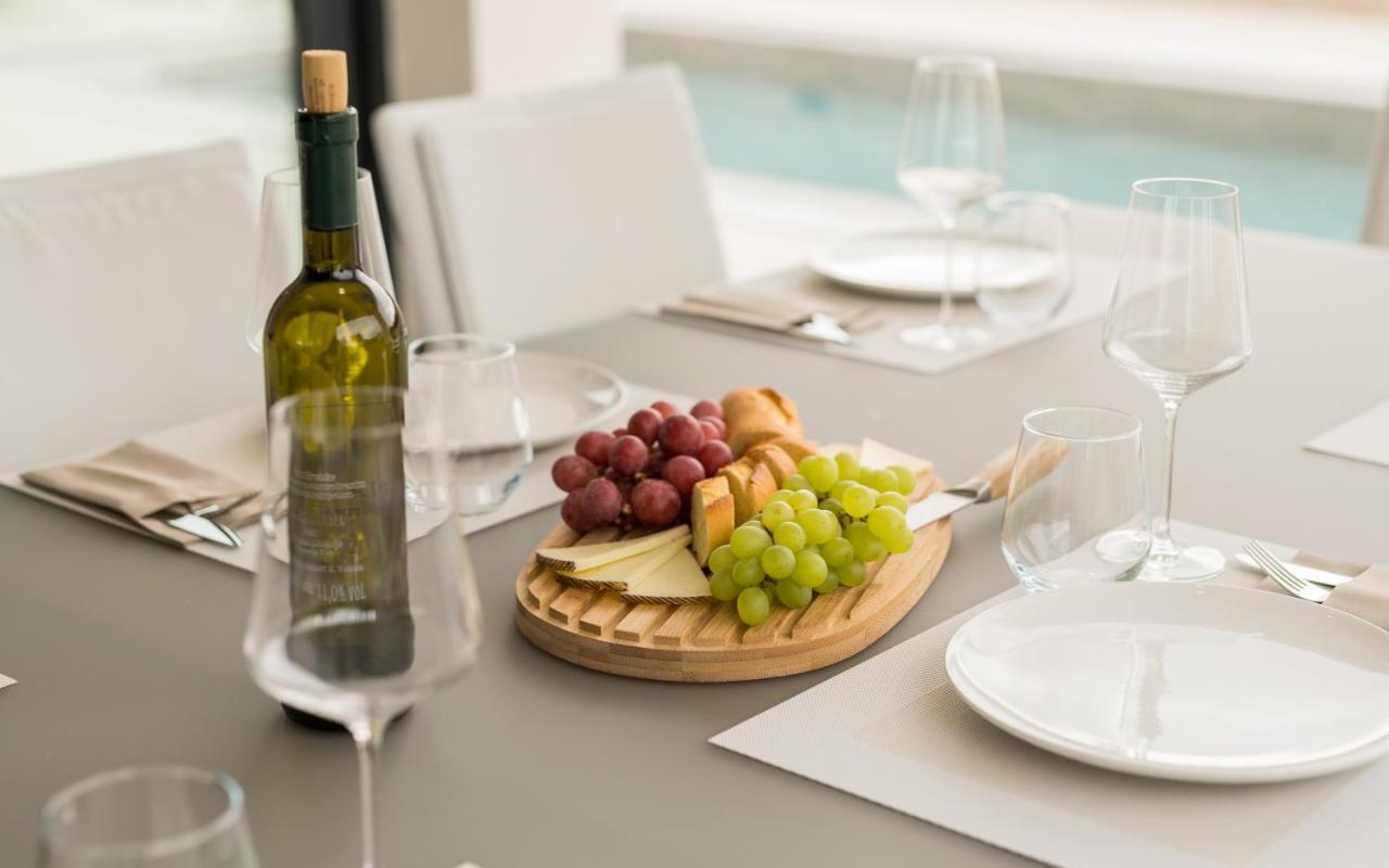Luxury Villa Weiss - Malinska - Heated Pool - Central Floor Heating In Winter Buitenkant foto