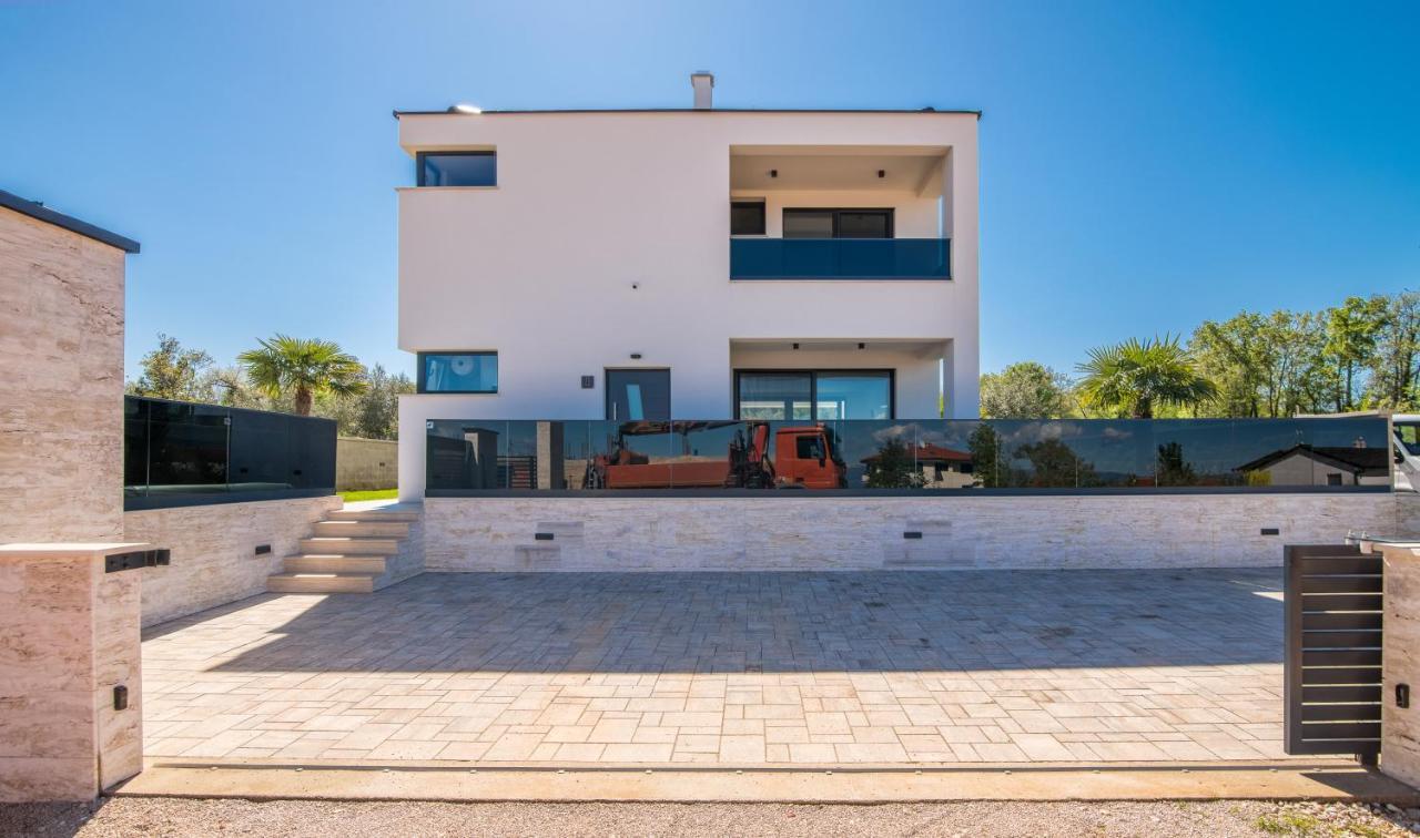 Luxury Villa Weiss - Malinska - Heated Pool - Central Floor Heating In Winter Buitenkant foto