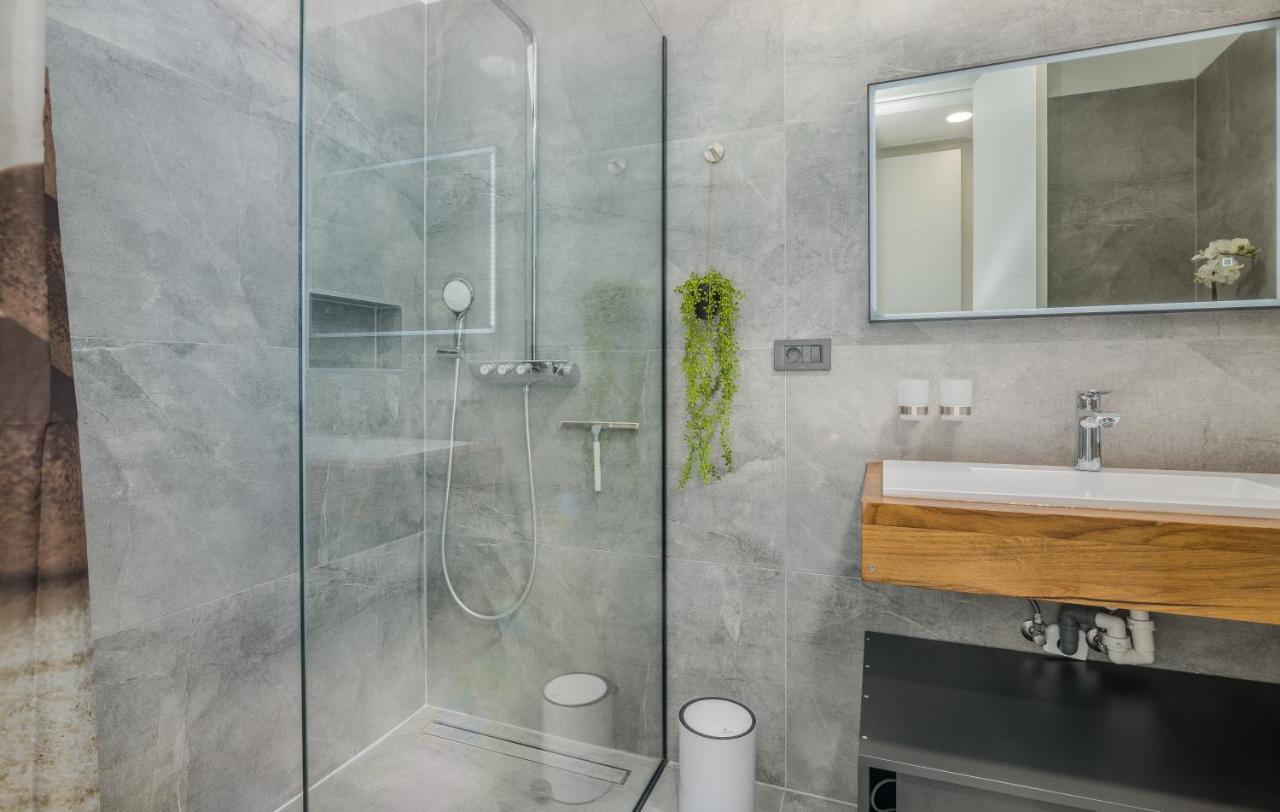 Luxury Villa Weiss - Malinska - Heated Pool - Central Floor Heating In Winter Buitenkant foto