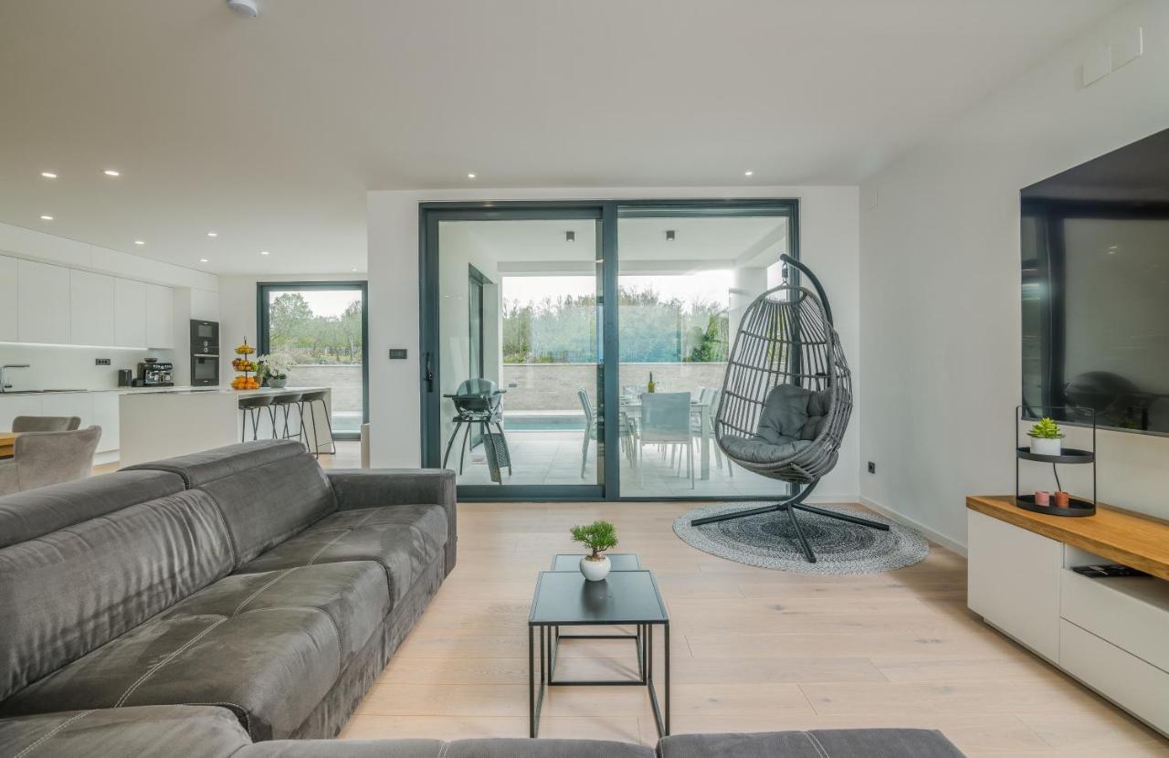 Luxury Villa Weiss - Malinska - Heated Pool - Central Floor Heating In Winter Buitenkant foto