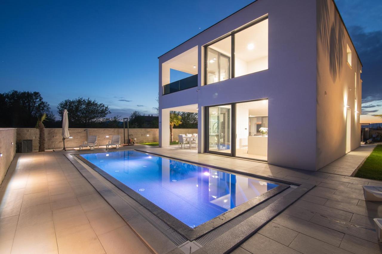 Luxury Villa Weiss - Malinska - Heated Pool - Central Floor Heating In Winter Buitenkant foto