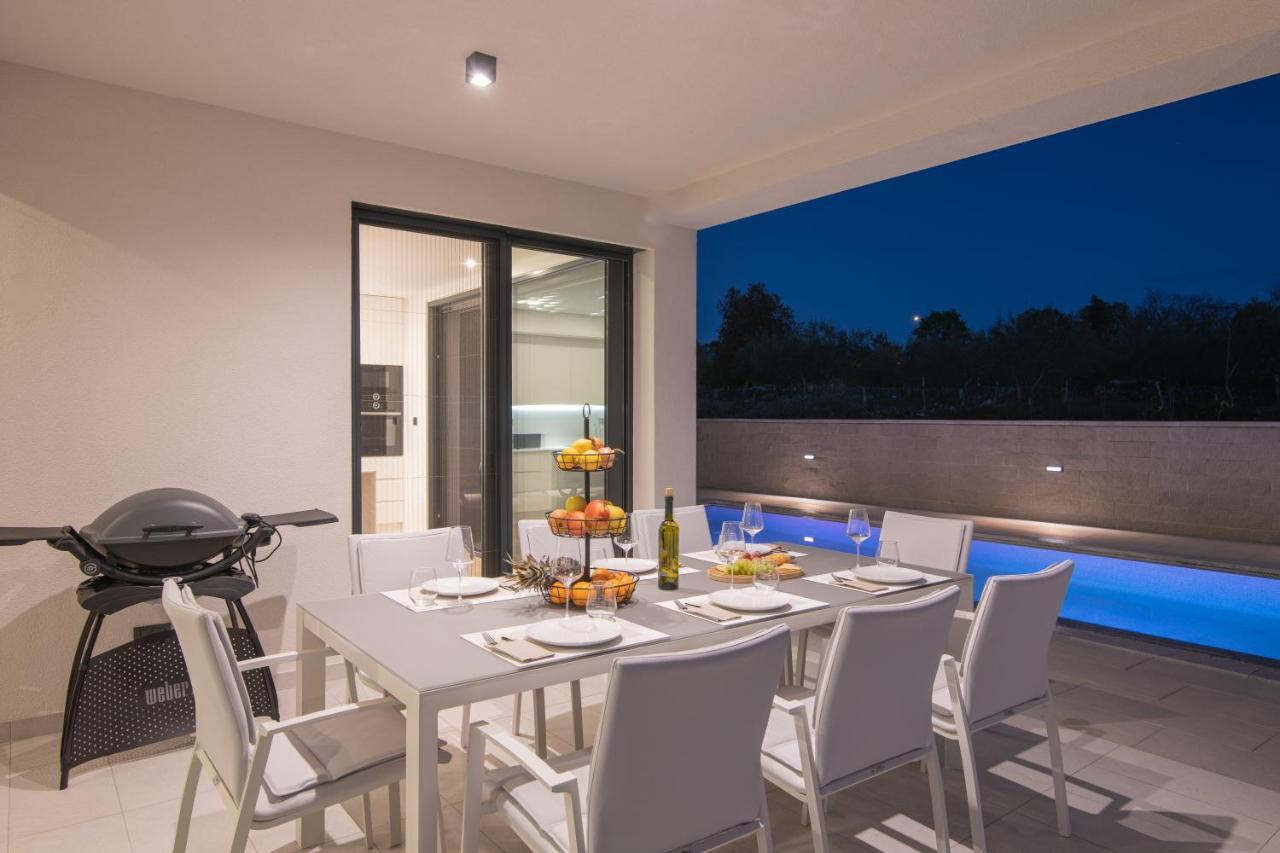 Luxury Villa Weiss - Malinska - Heated Pool - Central Floor Heating In Winter Buitenkant foto