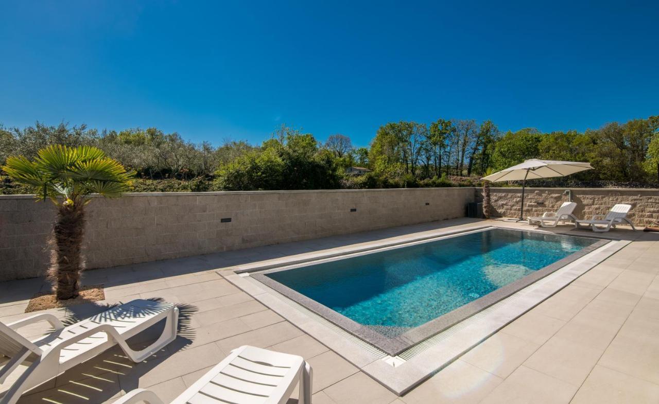 Luxury Villa Weiss - Malinska - Heated Pool - Central Floor Heating In Winter Buitenkant foto