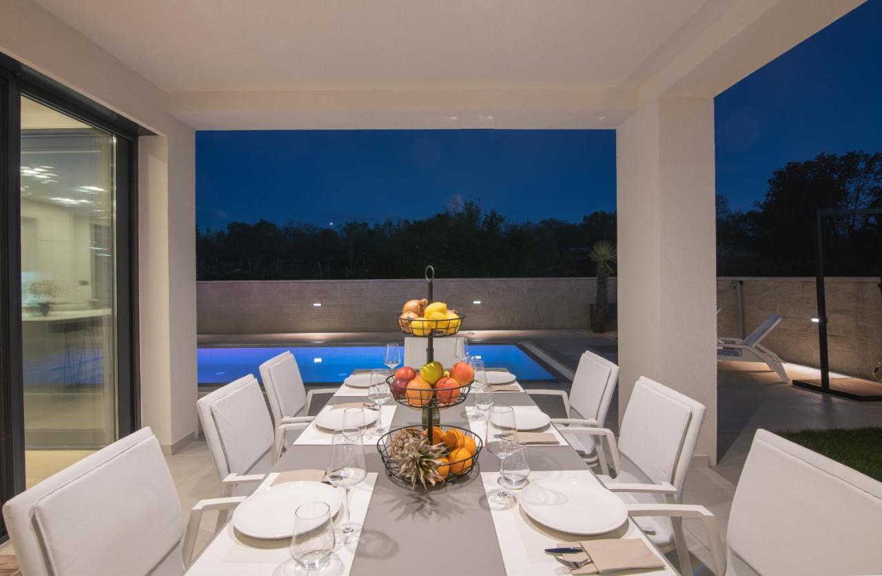 Luxury Villa Weiss - Malinska - Heated Pool - Central Floor Heating In Winter Buitenkant foto